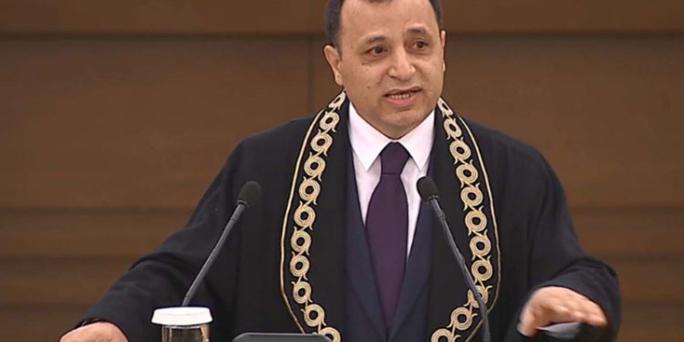 Anayasa Mahkemesi (AYM) Başkanlığı'na Zühtü Arslan, sekiz oyla yeniden seçildi. AYM üyesi İrfan Fidan beş, Kadir Özkaya ise iki oy aldı.