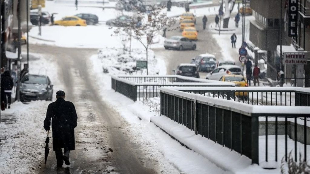 Ankara'da kar, tipi ve soğuk hava etkili oluyor