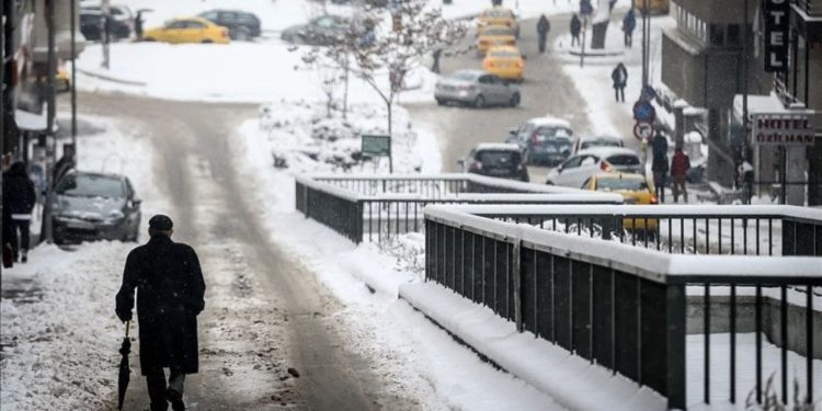Ankara'da kar, tipi ve soğuk hava etkili oluyor