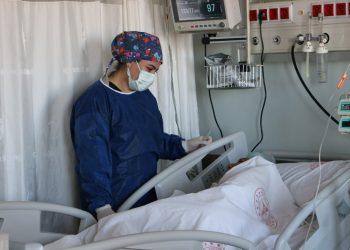 Annelik azmiyle kanseri yenen hemşire Betül kanser hastalarına destek oluyor