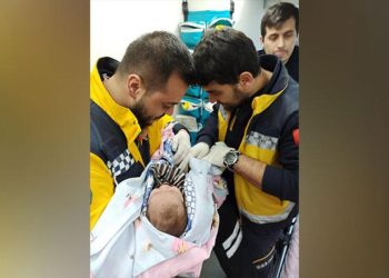 Annesinin emzirerek hayatta tuttuğu bebek enkazdan çıkarıldı