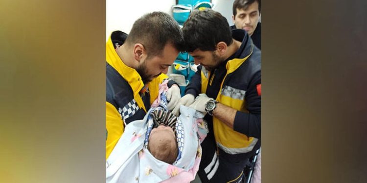 Annesinin emzirerek hayatta tuttuğu bebek enkazdan çıkarıldı