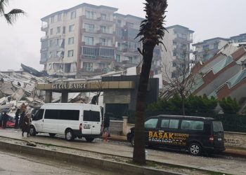 Antakya’da 104 kişiye mezar olan sitenin kolonları ‘kreş’ yapmak için kesilmiş: AKP’li Belediye Başkanı uyarıları umursamamış