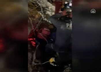 Antakya'da 12 yaşındaki çocuk, 260. saatte enkazdan sağ kurtarıldı