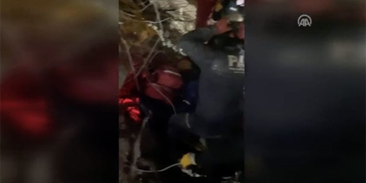 Antakya'da 12 yaşındaki çocuk, 260. saatte enkazdan sağ kurtarıldı