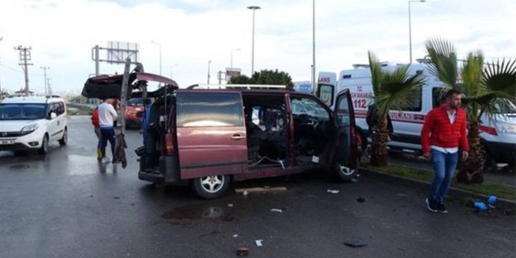 Antalya’da deprem bölgesine giden itfaiye aracıyla minibüs çarpıştı: 1 kişi yaşamını yitirdi