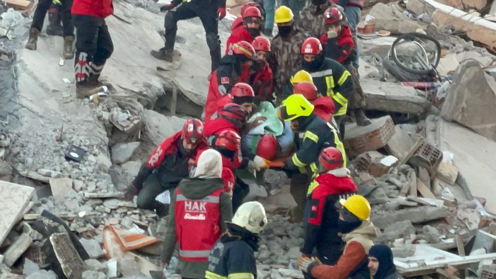 Antep'te 76 saat sonra aynı enkazdan üç kişi kurtarıldı