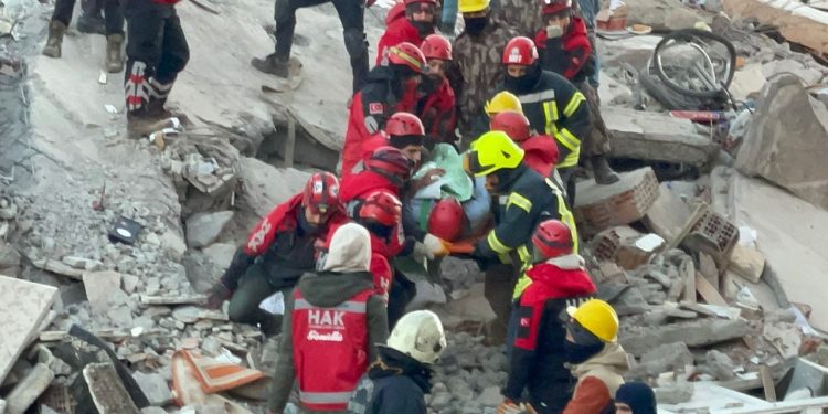 Antep'te 76 saat sonra aynı enkazdan üç kişi kurtarıldı