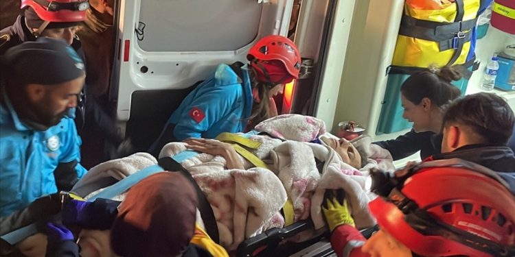 Antep'te 89 saat sonra enkazdan çıkarılan genç umut oldu