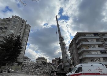 Antep'te yıkılan bir binanın kolonunu kestikleri iddiasıyla yakalanan 2 kişi tutuklandı
