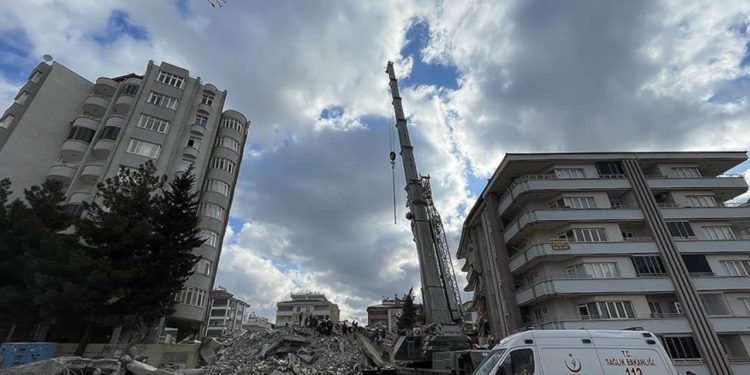 Antep'te yıkılan bir binanın kolonunu kestikleri iddiasıyla yakalanan 2 kişi tutuklandı