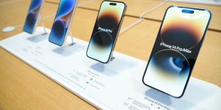 Teknoloji devi Apple'ın satışları 2022'nin sonunda, artan yaşam maliyeti ile karşı karşıya kalan müşterilerin satın alma gücünün düşmesi nedeniyle azaldı.