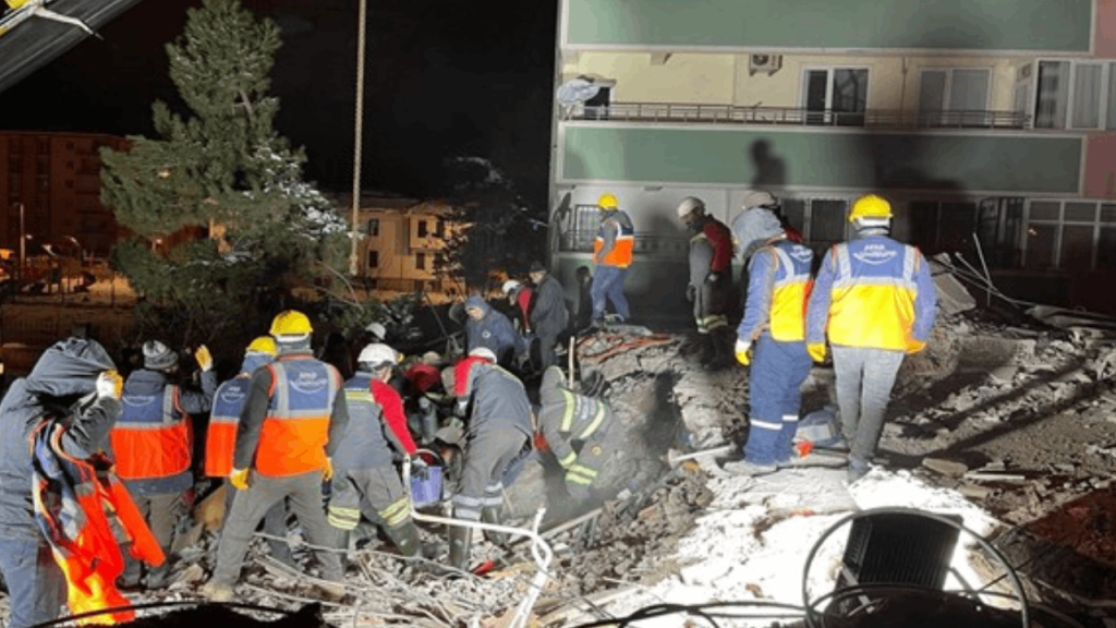 Arama kurtarma için gelen madenciler, kaldıkları okulda öğrencilere not bıraktı: Kaldığımız okulu temiz bırakmaya çalıştık, derslerinize iyi çalışın