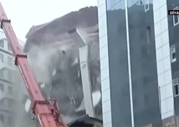 Sabaha karşı saat 04.17'de Kahramanmaraş’ın Pazarcık ilçesi meydana gelen 7.7 büyüklüğündeki depremin ardından şiddetli artçılar devam ediyor. Arama-kurtarma çalışmaları sırasında yaşanan artçılar nedeniyle haber kanallarının canlı yayın yaptığı sırada farklı illerde birçok bina yıkıldı. Ekipler geri çekilmek zorunda kaldı.