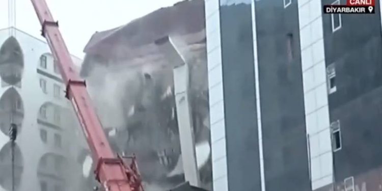 Sabaha karşı saat 04.17'de Kahramanmaraş’ın Pazarcık ilçesi meydana gelen 7.7 büyüklüğündeki depremin ardından şiddetli artçılar devam ediyor. Arama-kurtarma çalışmaları sırasında yaşanan artçılar nedeniyle haber kanallarının canlı yayın yaptığı sırada farklı illerde birçok bina yıkıldı. Ekipler geri çekilmek zorunda kaldı.