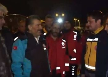 Ateş başında sağlık personeliyle konuşan Fahrettin Koca'nın yanında kor patladı