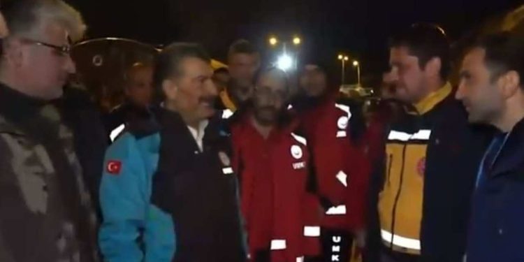 Ateş başında sağlık personeliyle konuşan Fahrettin Koca'nın yanında kor patladı