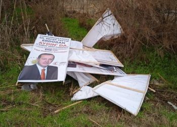 Aydın'da Erdoğan'ın afişleri sökülüp dereye atıldı