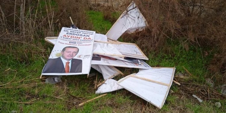 Aydın'da Erdoğan'ın afişleri sökülüp dereye atıldı