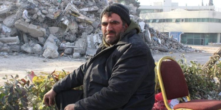 Aynı apartmanda 15 akrabasını kaybetti; 16 yaşındaki yeğeni için umutla bekliyor