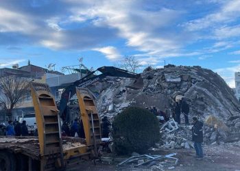 Bankacılık Düzenleme ve Denetleme Kurumunca (BDDK), Kahramanmaraş merkezli toplamda 10 ili etkileyen depremlerden etkilenen vatandaşlar için mevcut ve yeni kredilerde 6 Şubat'tan itibaren 6 ay boyunca vade ve taksit kolaylığı imkanı tanındı.