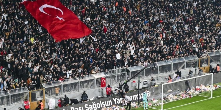 Bahçeli'nin 'Tribünler kapatılsın' talebine CHP ve İYİ Parti'den tepki: Tribünler halkın sesidir