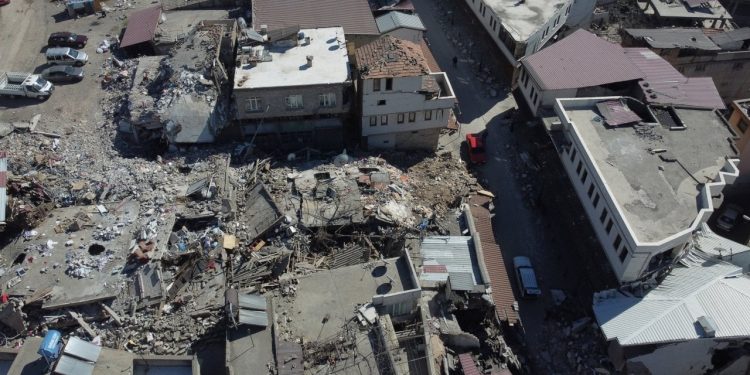 Bakan Kurum'a soru: 2018'de 'imar barışı' ile kayıt altına alınan kaç bina yıkıldı?