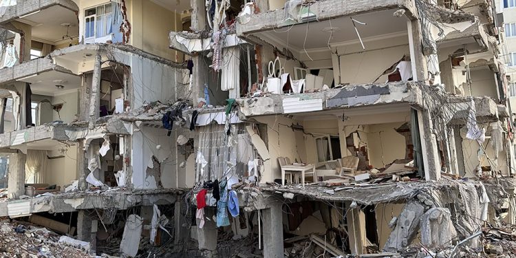 Bakan Murat Kurum, son rakamı açıkladı: 84 bin 726 bina yıkık veya ağır hasarlı durumda