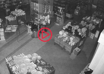 Bardak ve tabakların dahi kırılmadığı züccaciyedeki deprem anı kamerada