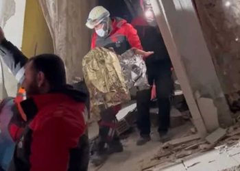 Bebeği kurtarmak için kolunu kestiren depremzede hastanede vefat etti