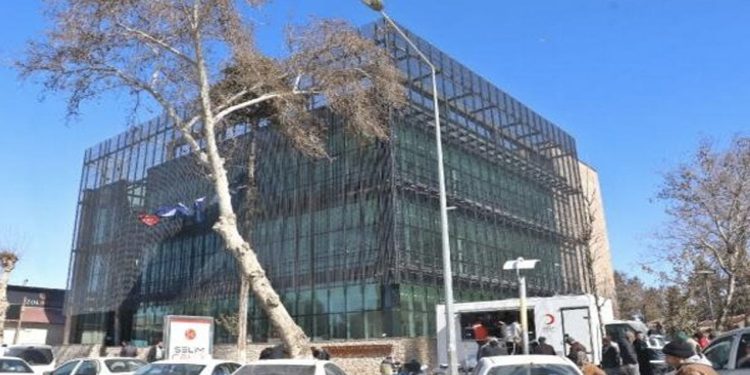 Belediye yerle bir oldu, yanındaki binanın camı bile kırılmadı