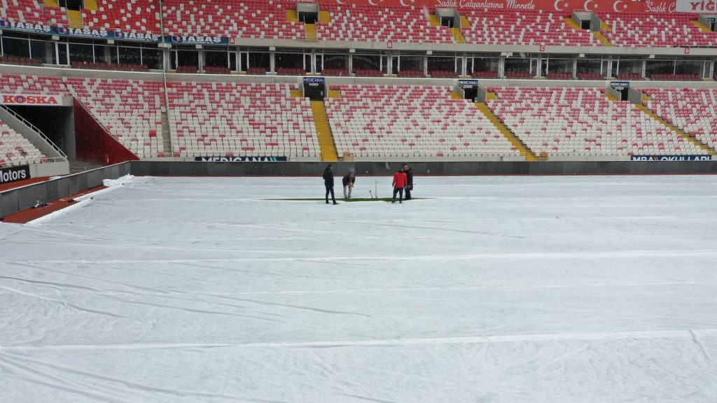 Beşiktaş maçı öncesi Sivas'ta zemin incelendi