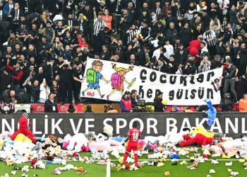Beşiktaş taraftarı, depremzede çocuklar için sahayı oyuncaklarla donattı
