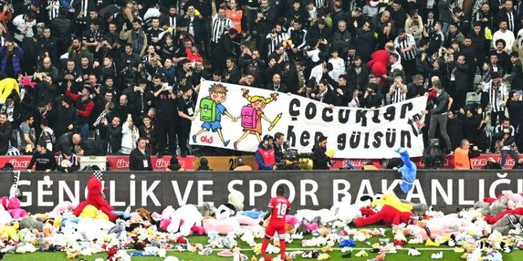 Beşiktaş taraftarı, depremzede çocuklar için sahayı oyuncaklarla donattı