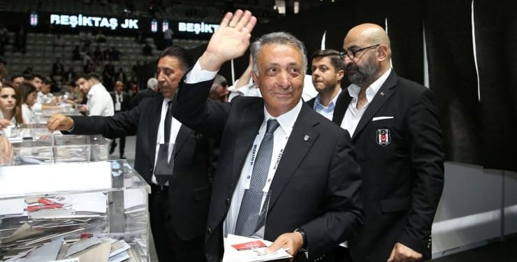 Beşiktaş, kulübün başkanı Ahmet Nur Çebi’nin Kulüpler Birliği Vakfı toplantısında play-off önerdiği iddiasını yalanladı.