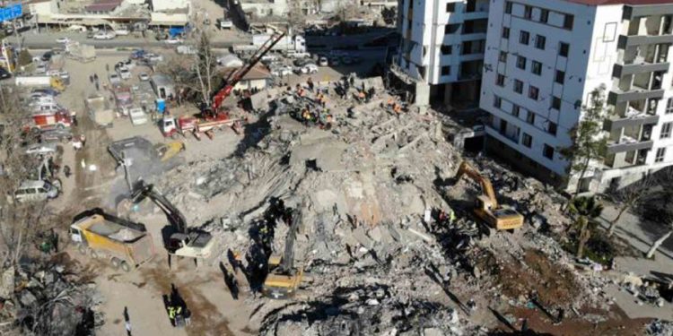 Binalar yıkıldı, kirli ilişkiler ifşa oldu: MHP’li Sermet Atay ile AKP’li Şamil Tayyar kavgası sosyal medyaya taşındı