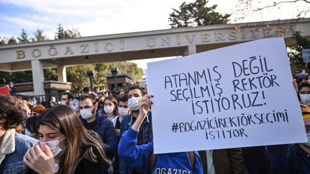 Boğaziçi Üniversitesi davasında salona polis girdi, öğrencilere ceza yağdı