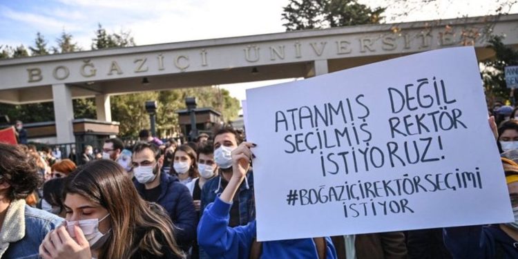 Boğaziçi Üniversitesi davasında salona polis girdi, öğrencilere ceza yağdı