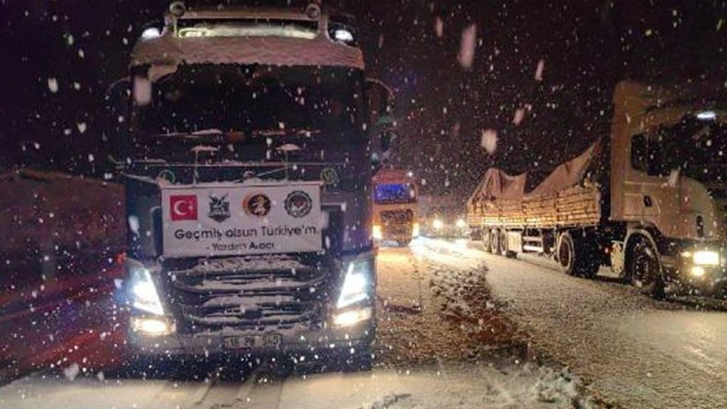 Bursa- Ankara karayolunda TIR'lar karda kaydı, yardım konvoyu yolda kaldı