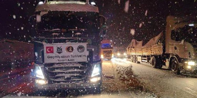 Bursa- Ankara karayolunda TIR'lar karda kaydı, yardım konvoyu yolda kaldı
