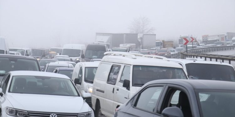 Bursa-İstanbul yolunda trafik kilitlendi