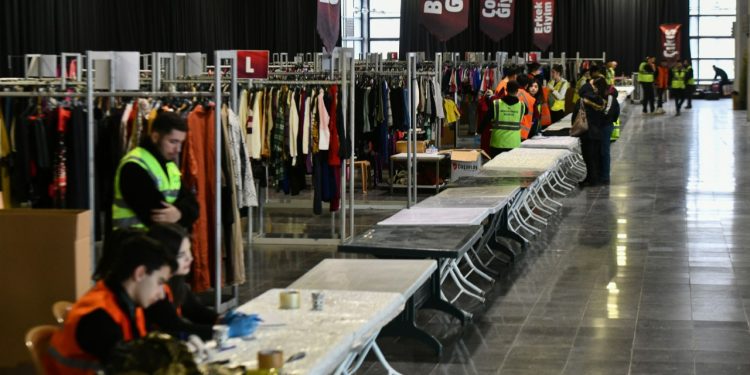 Büyükşehir Belediyesi'nden Ankara'daki depremzedeler için giyim mağazası