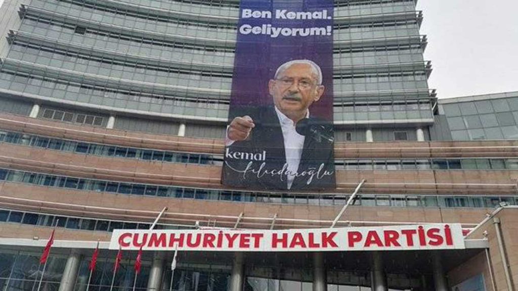 CHP Genel Merkezi'ne 'Ben Kemal, geliyorum' pankartı