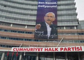 CHP Genel Merkezi'ne 'Ben Kemal, geliyorum' pankartı