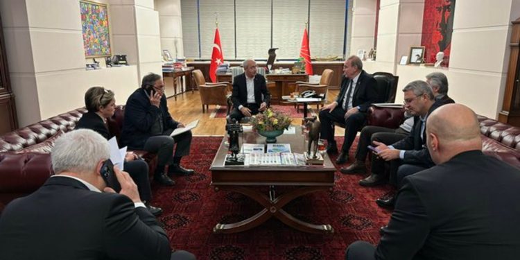 CHP MYK'dan olağanüstü toplantı: 'Belediye başkanlarımız tüm gücüyle milletimizin yanında'