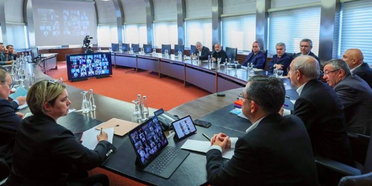 CHP Genel Başkanı Kemal Kılıçdaroğlu, milletvekilleriyle bir araya geldi. Kılıçdaroğlu'na aday belirleme konusunda tam yetki verildi.