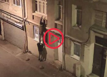 Cihangir'de ikinci kattaki daireye tırmanarak giren hırsızlar kamerada