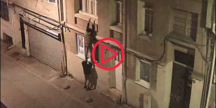 Cihangir'de ikinci kattaki daireye tırmanarak giren hırsızlar kamerada