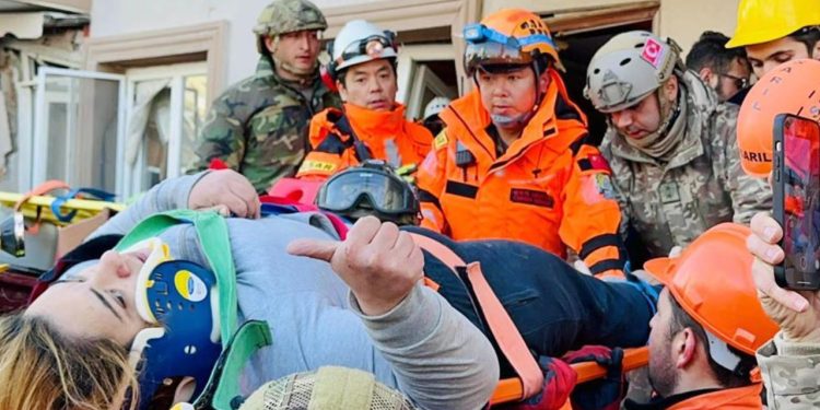 Çin kurtarma ekibi dün 8 kişiyi enkazdan sağ çıkardı