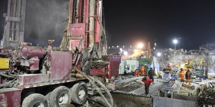 Çin’de maden ocağı çöktü; 50’den fazla işçi mahsur kaldı